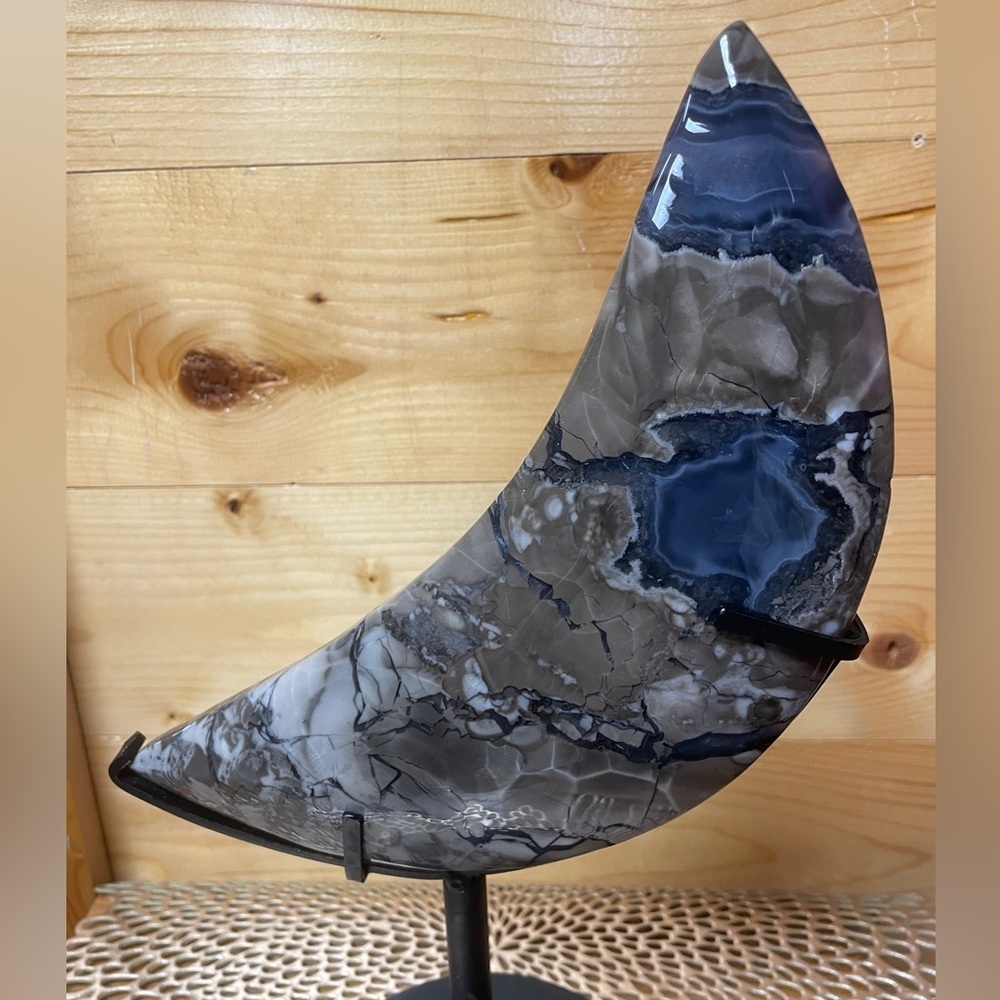 Elegant Blue and Gray Agate Sculpture
